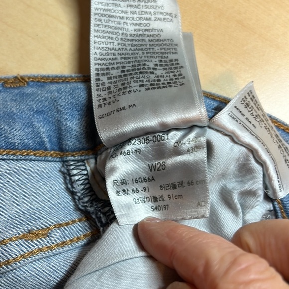 Levi's wedgie Skinny jeans with busted knee light wash Size 26 Button Fly - Picture 9 of 12